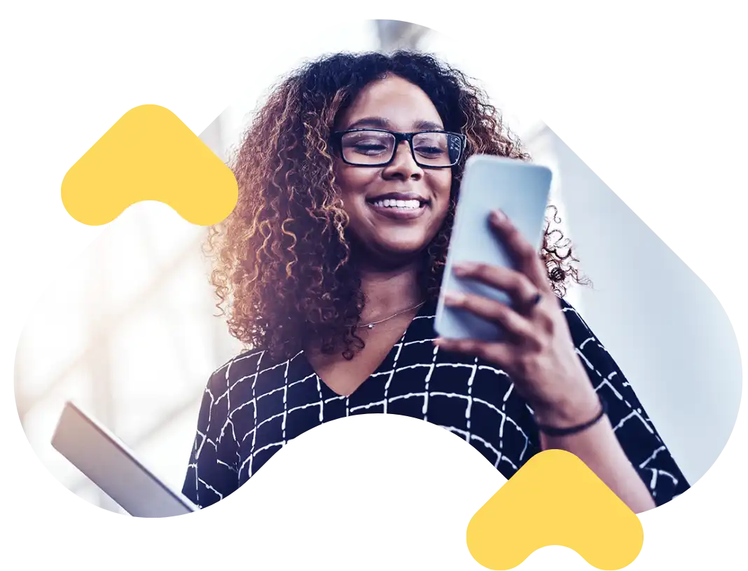 Cliente conectada ao ecossistema iaRe pelo celular, recebendo recomendações da inteligência artificial.